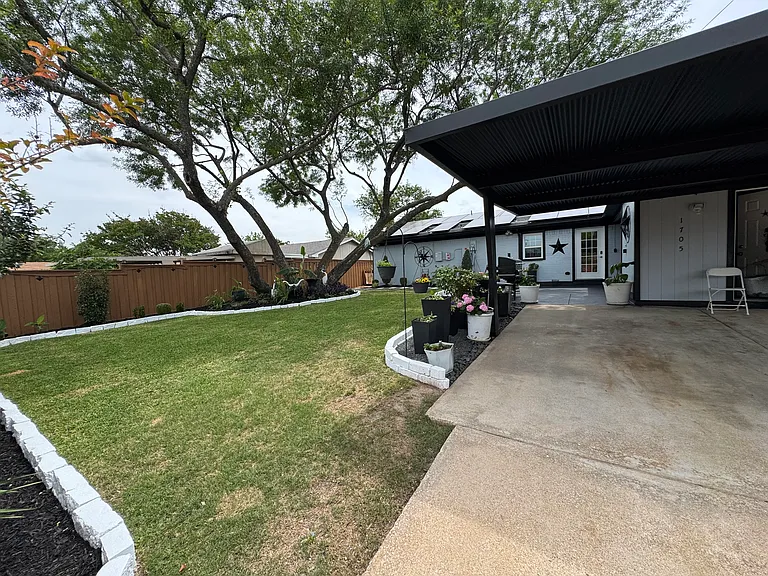 1705 Hawthorne Ln — Photo 10