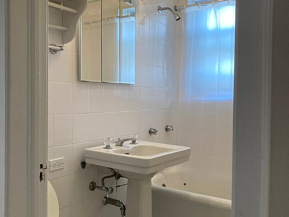 4th image of 812 Elm St #30