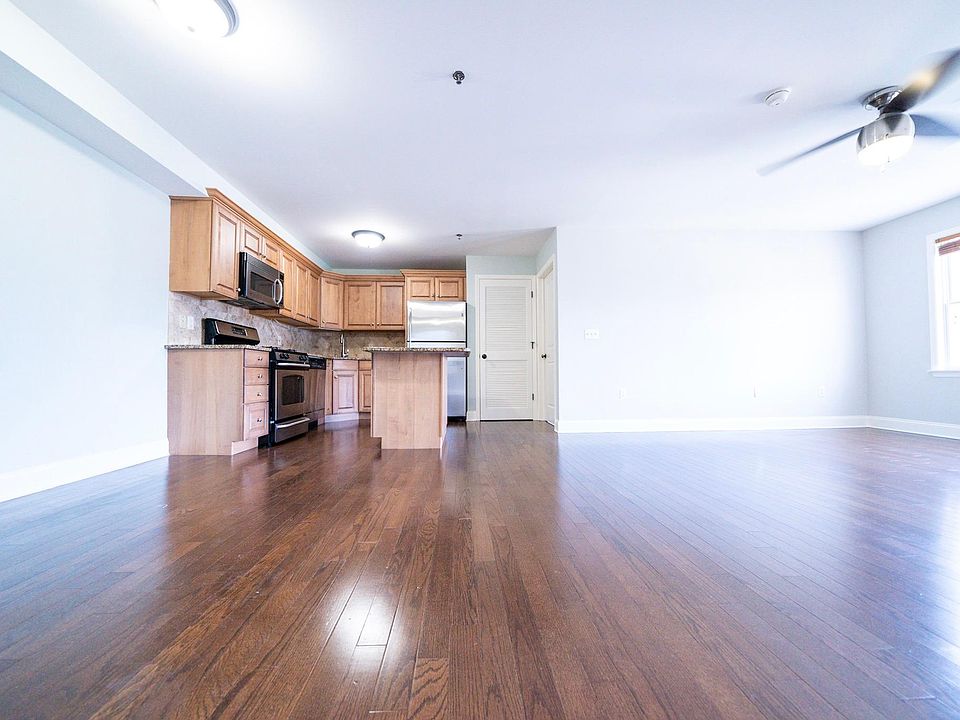SPACIOUS LIVING RM AND OPEN KITCHEN WITH DINE AREA!