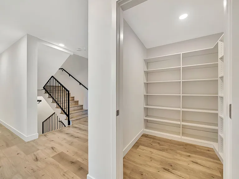 1584 W 37th St — Photo 24