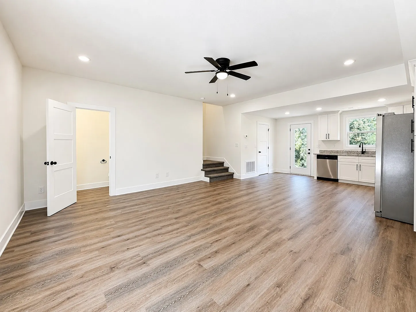 4 bed, 4.0 bath, 900 sqft, $995 — Photo 2