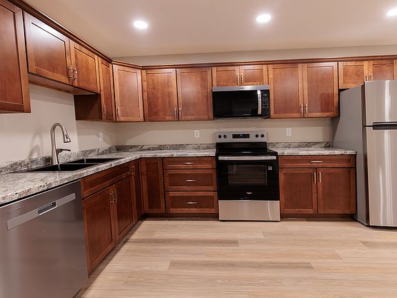 3rd image of 325 N Race St #325