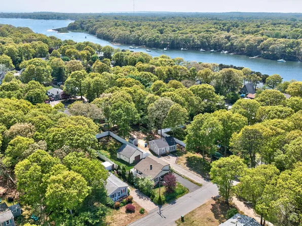 17 Suncrest Drive, Teaticket, MA 02536