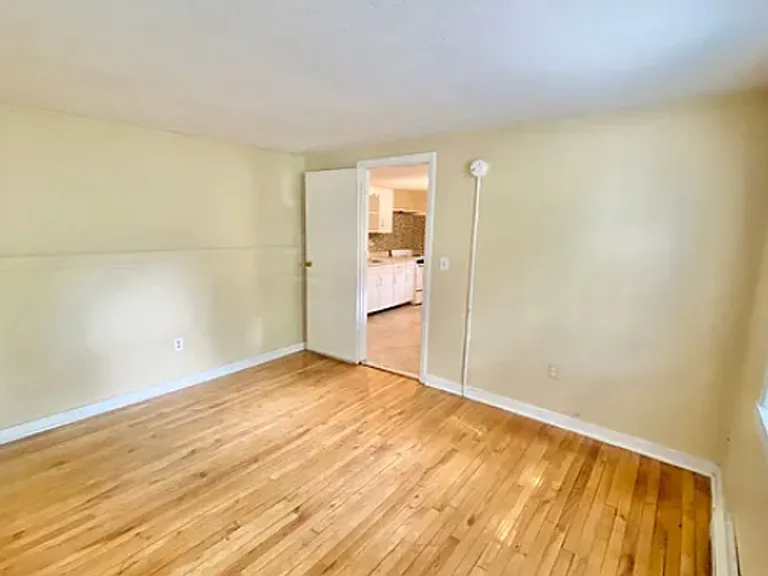 38 Sherman St - Lakefront Living, Right in the Heart of Burlington — Photo 4