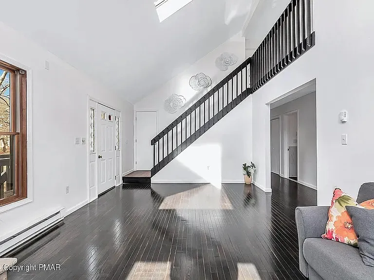 1076 Lancaster Dr — Photo 18