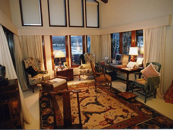 Diningroom with lots of windows