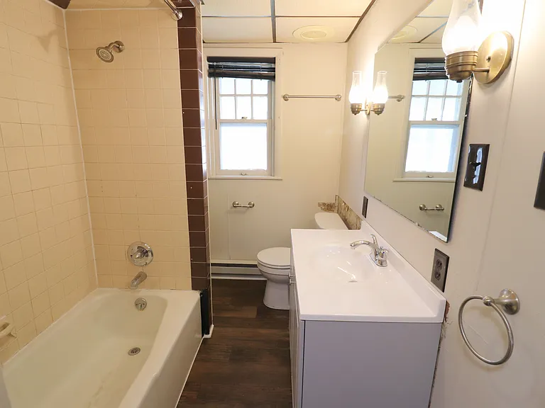 502 N State St — Photo 18