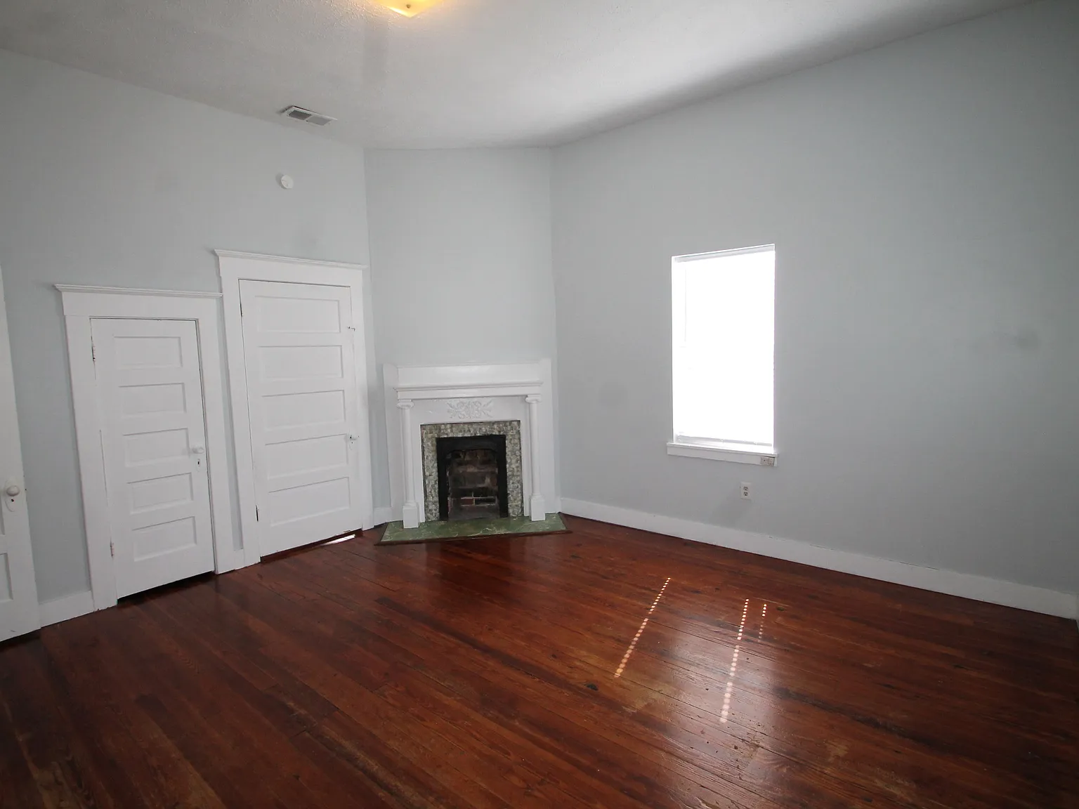 3 bed, 1200 sqft, $1,900 — Photo 3