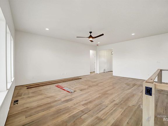 3rd image of 1010 Gem Dr