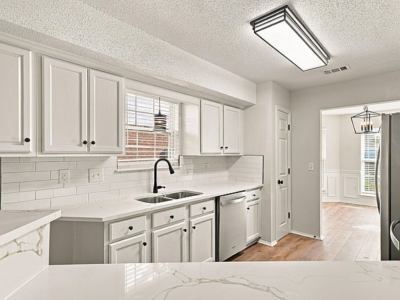 3rd image of 938 Claeven Cir