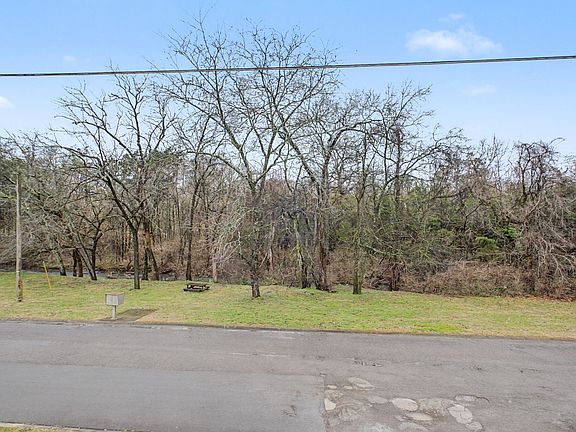 5th image of 137 Brooke Castle Dr