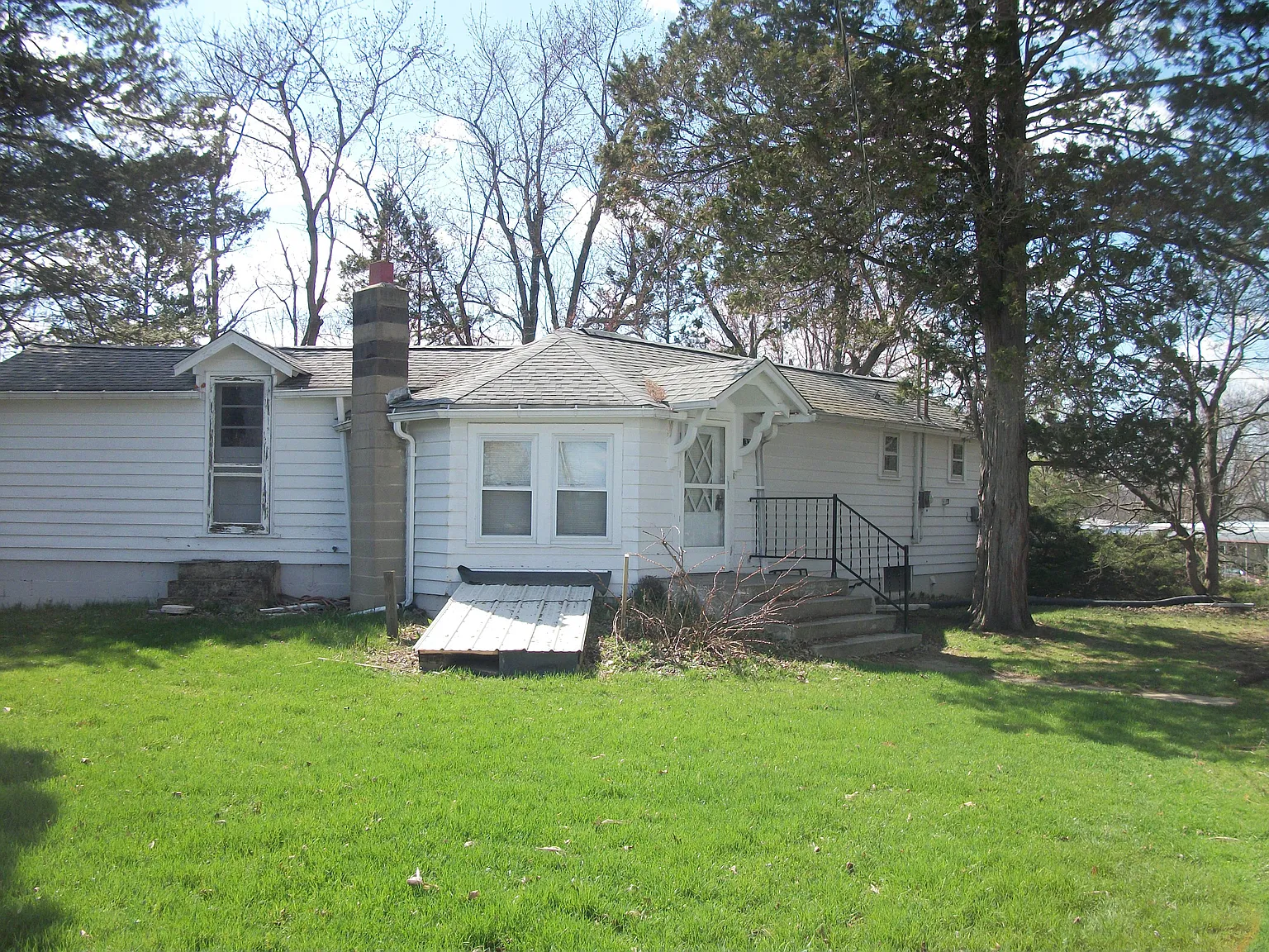 133 Pine St photo 1