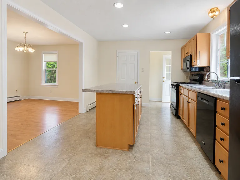 38 Warren Rd — Photo 5