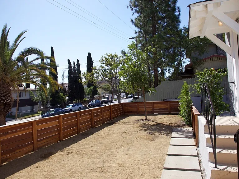 1433 Talmadge St — Photo 20