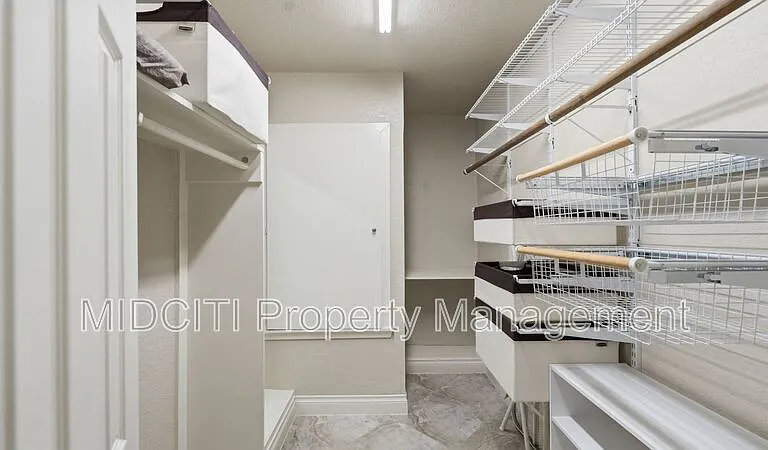 156 Trelawney St — Photo 37