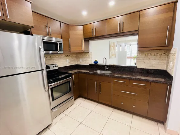 18707 NE 14th Ave APT 637, Miami, FL 33179