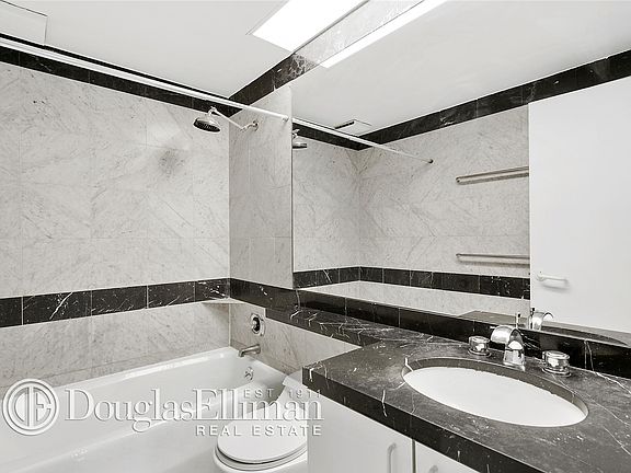 4th image of 150-156 W 56th St APT 4609