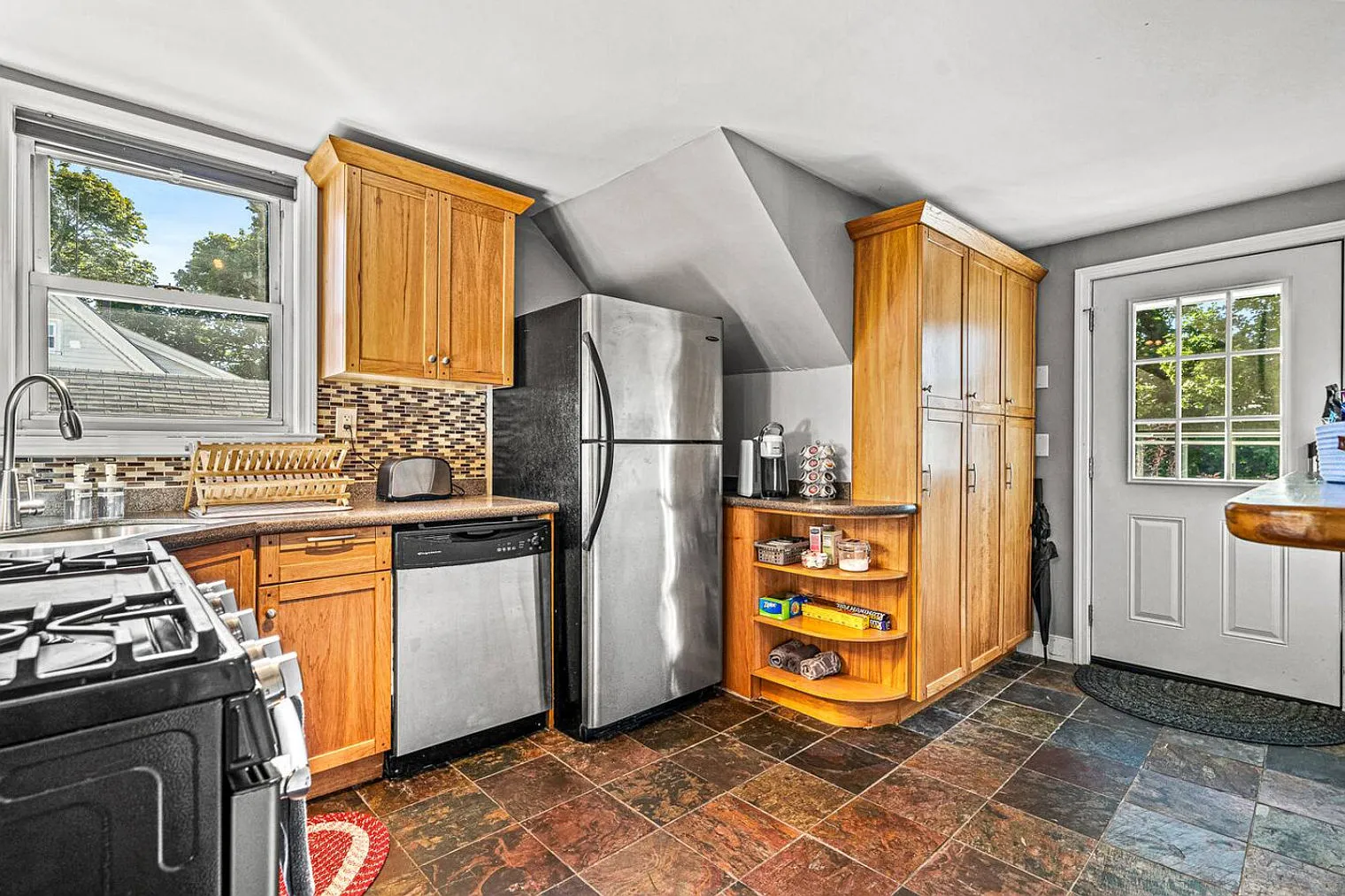 3 bed, 1.0 bath, 1001 sqft, $4,499 — Photo 3