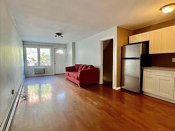 4th image of 306A Evergreen Ave #4