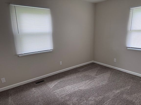 5th image of 319 W Hickory Dr
