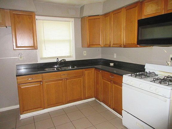 3rd image of 15402 Cherry St