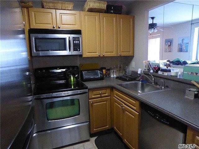 Kitchen with Granite/SS appliances