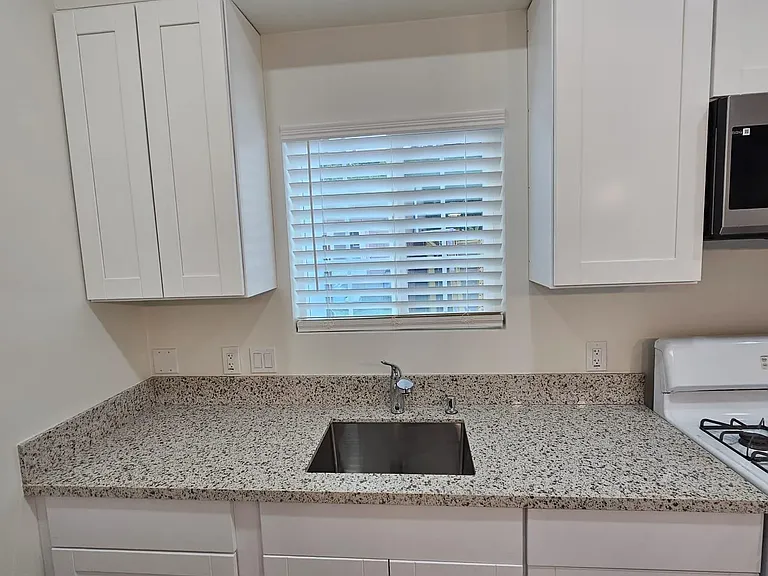 2702 Grove St #4 — Photo 2