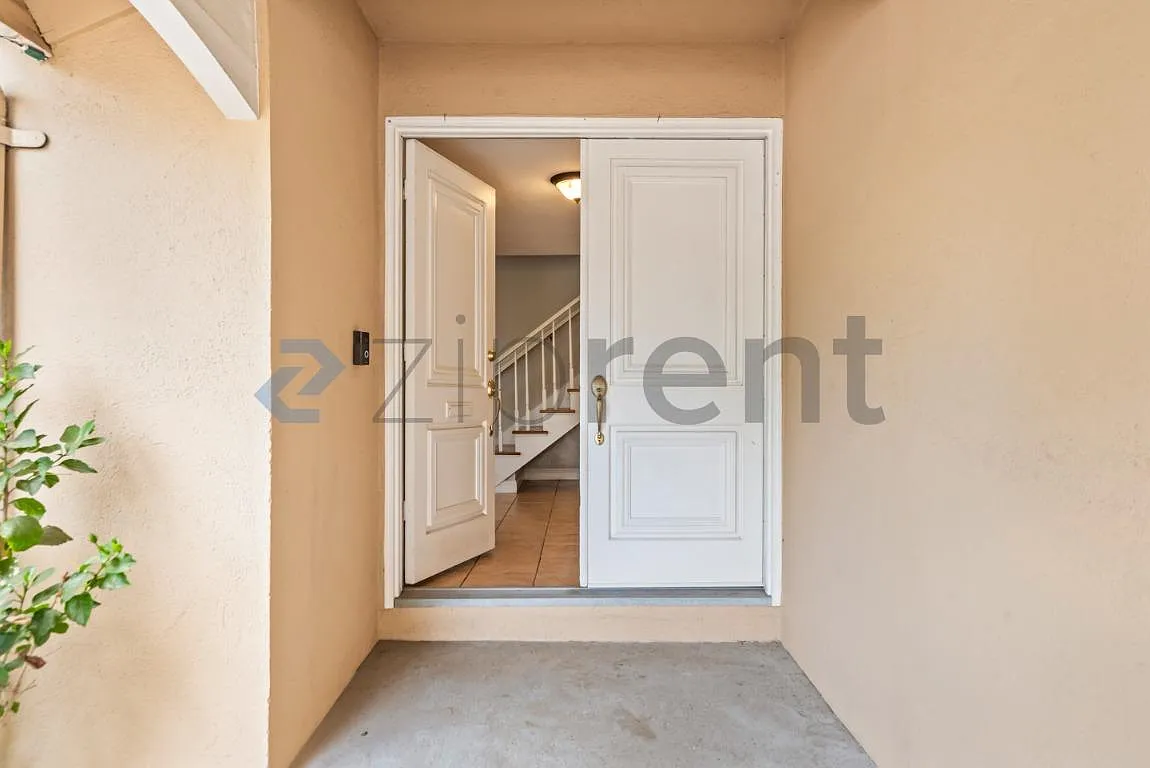 4 bed, 2.5 bath, 2150 sqft, $5,500 — Photo 3