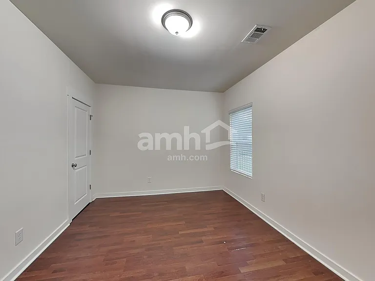 88 Landsdown Xing — Photo 24