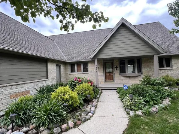 W393N5876 Mary LANE, Oconomowoc, WI 53066