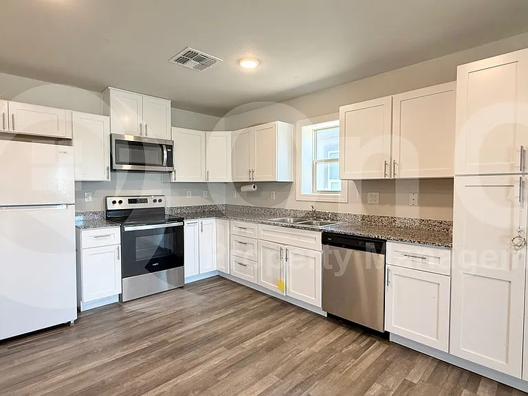8011 S Magic Dr — Photo 2