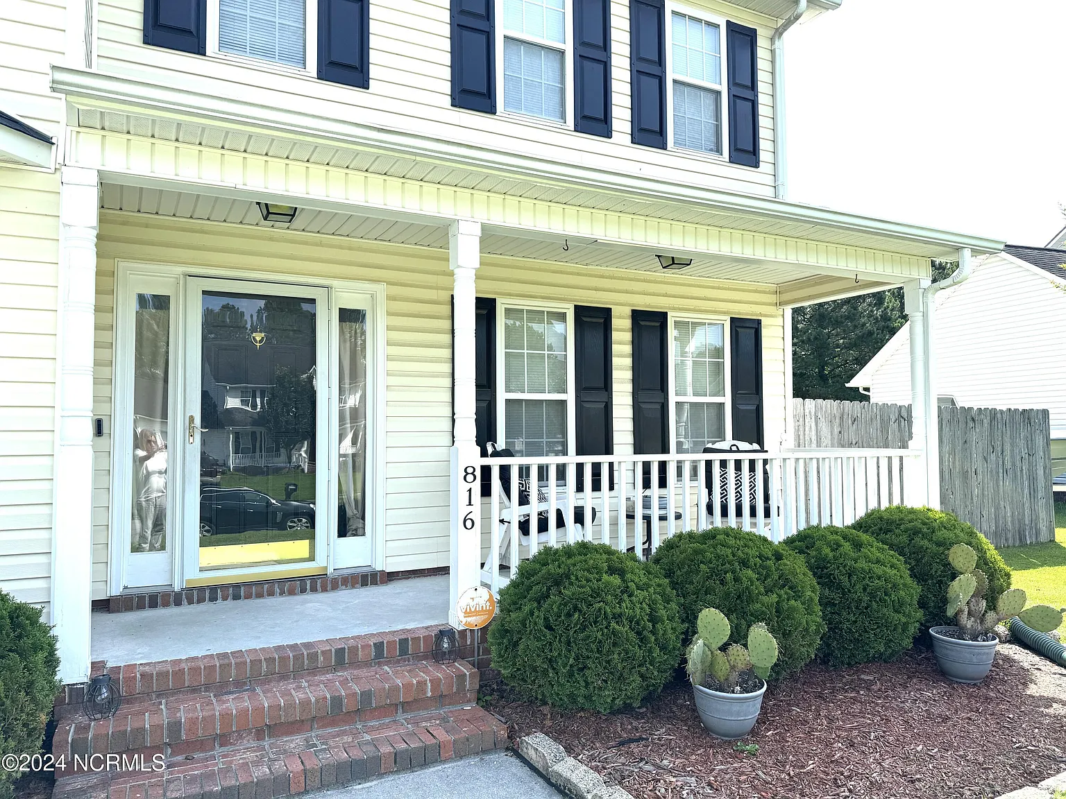 4 bed, 2.5 bath, 1956 sqft, $2,050 — Photo 3