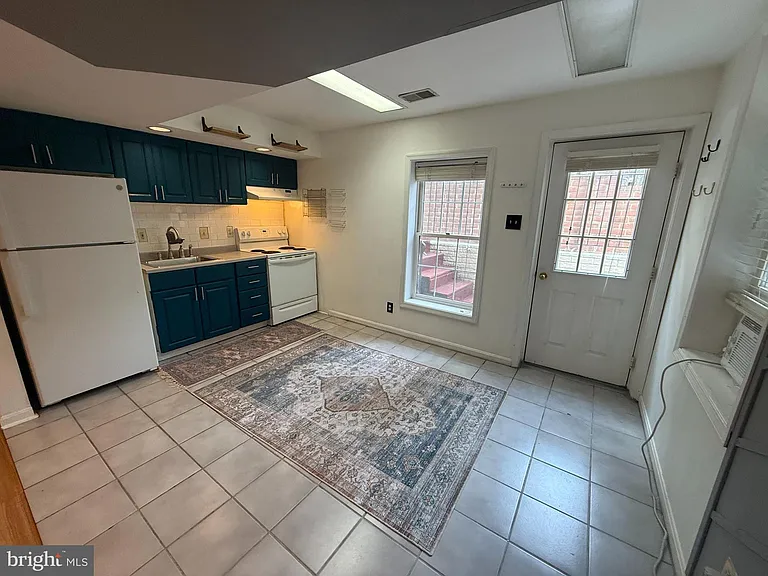 2218 Central Ave #BASEMENT — Photo 5