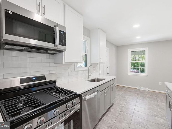 3rd image of 2621 Lackawanna St