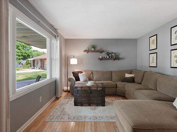 5th image of 2584 Oak Hollow Dr