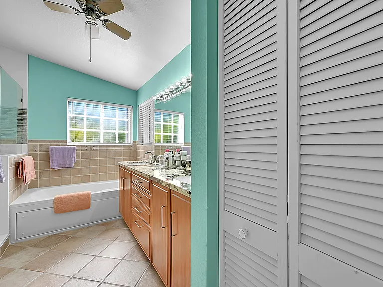 2922 Port Royale Ln S — Photo 29