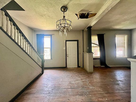 4th image of 4925 Lexington Ave