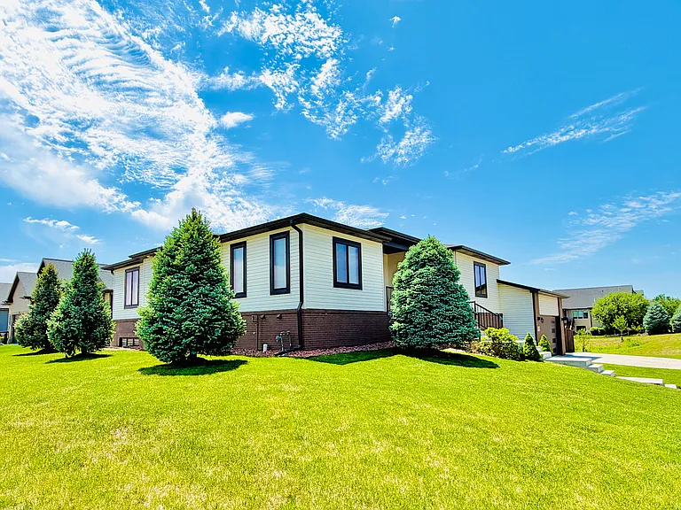 2961 Valley Stream Dr — Photo 3