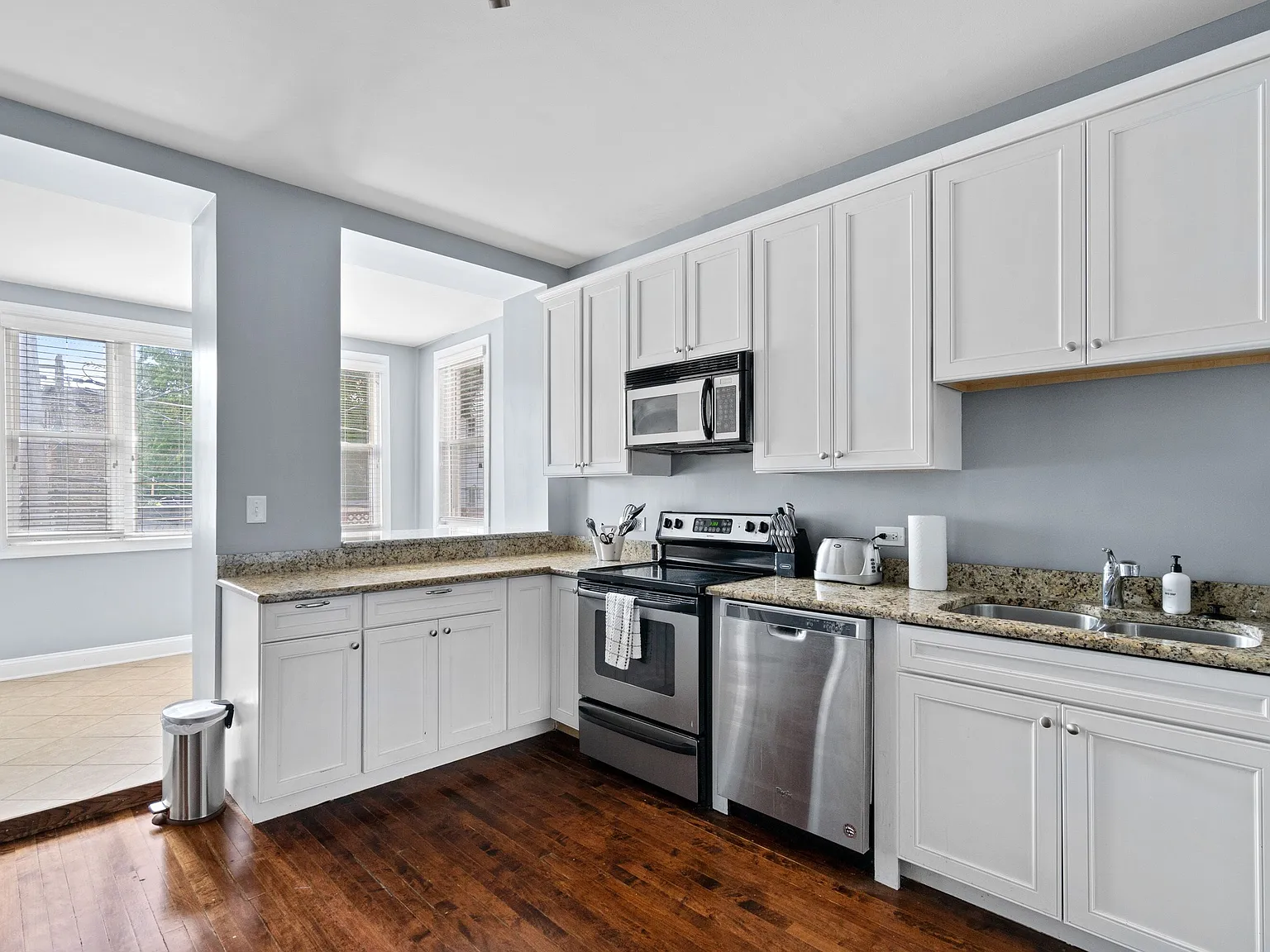 913 W Belden Ave — Photo 4