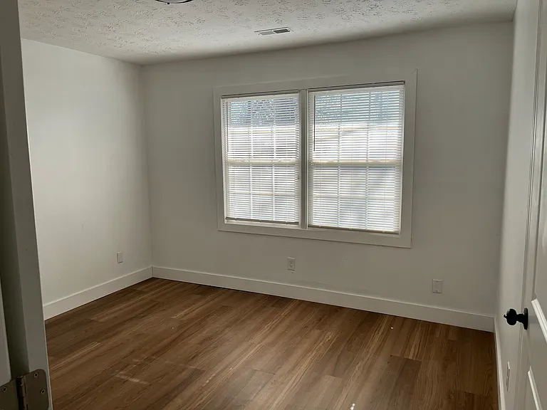 3768 Niagara Dr — Photo 15