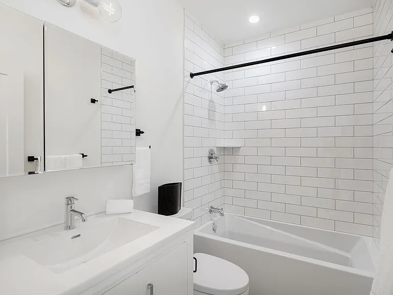 Stunning Apartment on Snyder Ave — Photo 28