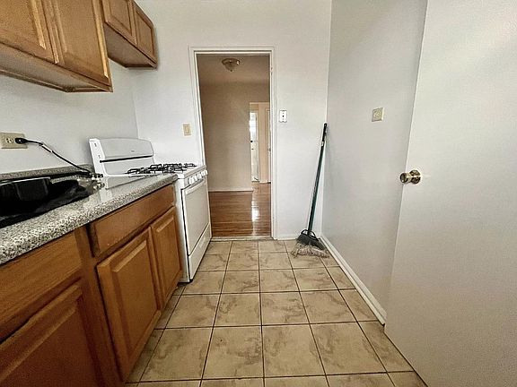 4th image of 137 Smith St #1B