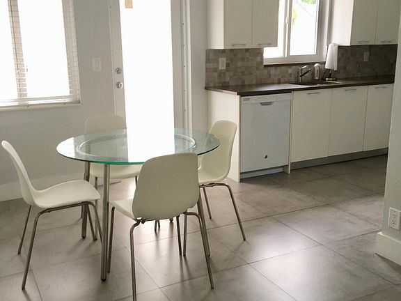 Dining area & kitchen