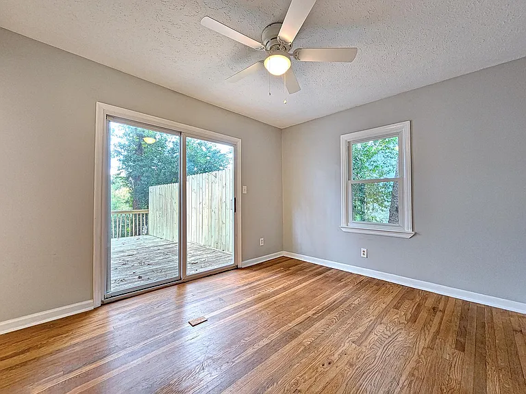 448 E Pharr Rd — Photo 7