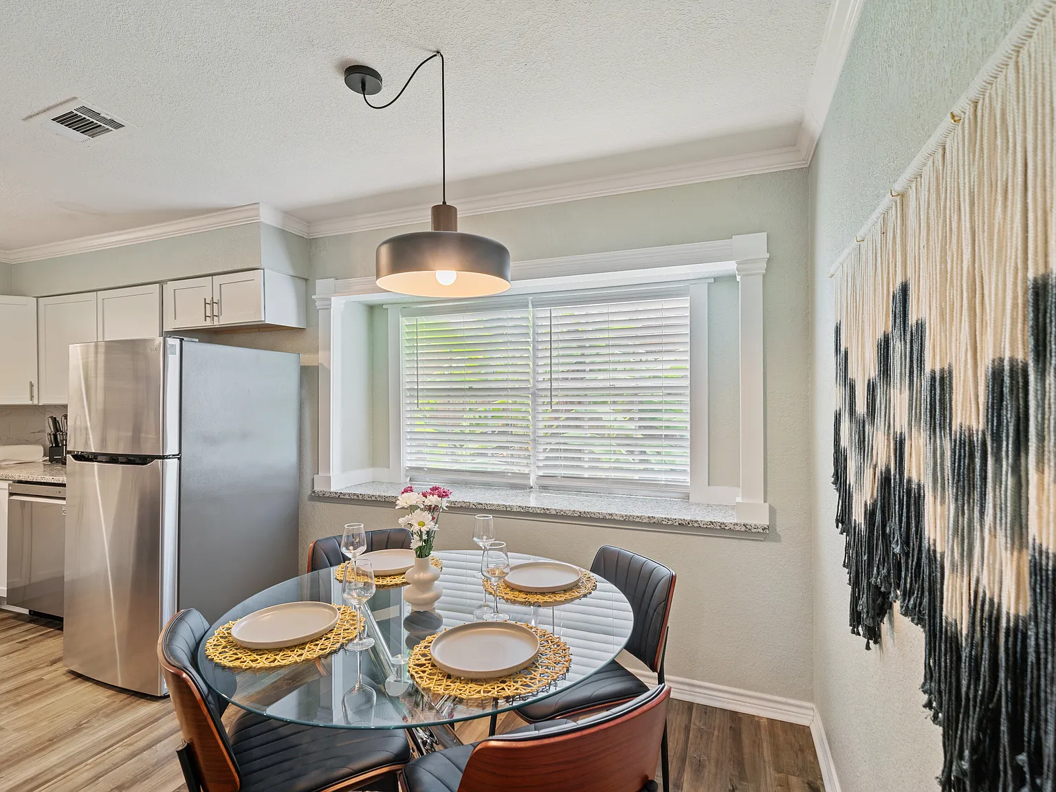 4 bed, 2166 sqft, $4,600 — Photo 4
