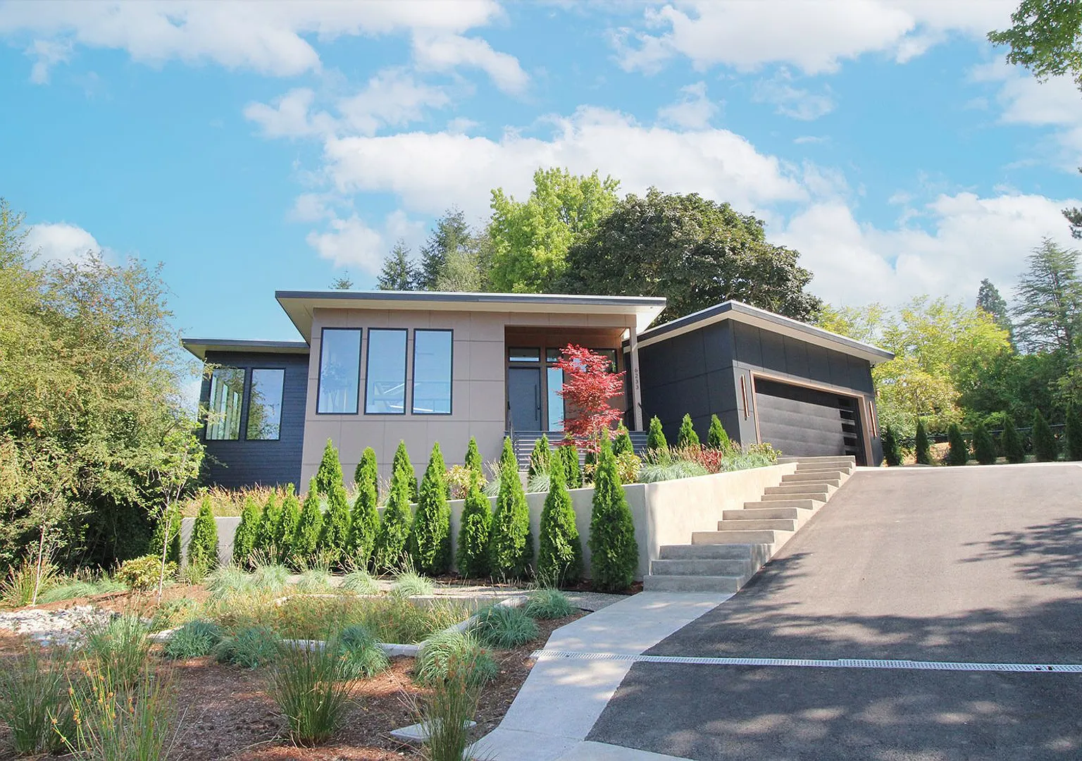 Stunning Brand New Contemporary Bridlemile Home - 4 Bed/4.5 Bath — Photo 1