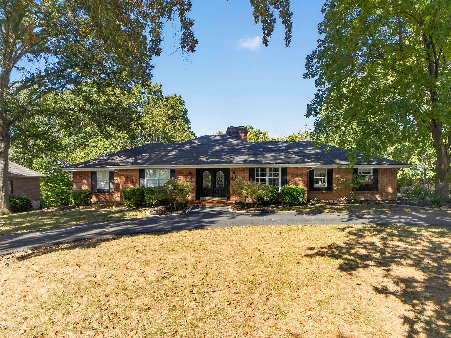 5 bed, 5290 sqft, $6,200 — Photo 3