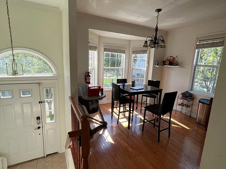 555 Coventry Dr — Photo 8