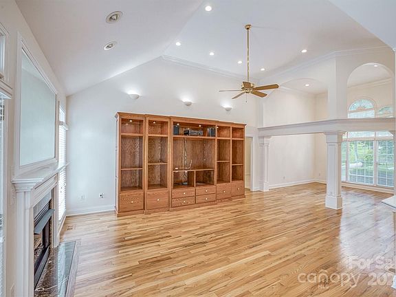 4th image of 205 Oak Dale Ln