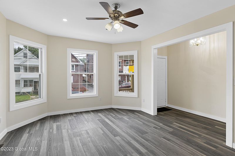4th image of 658 Crane St